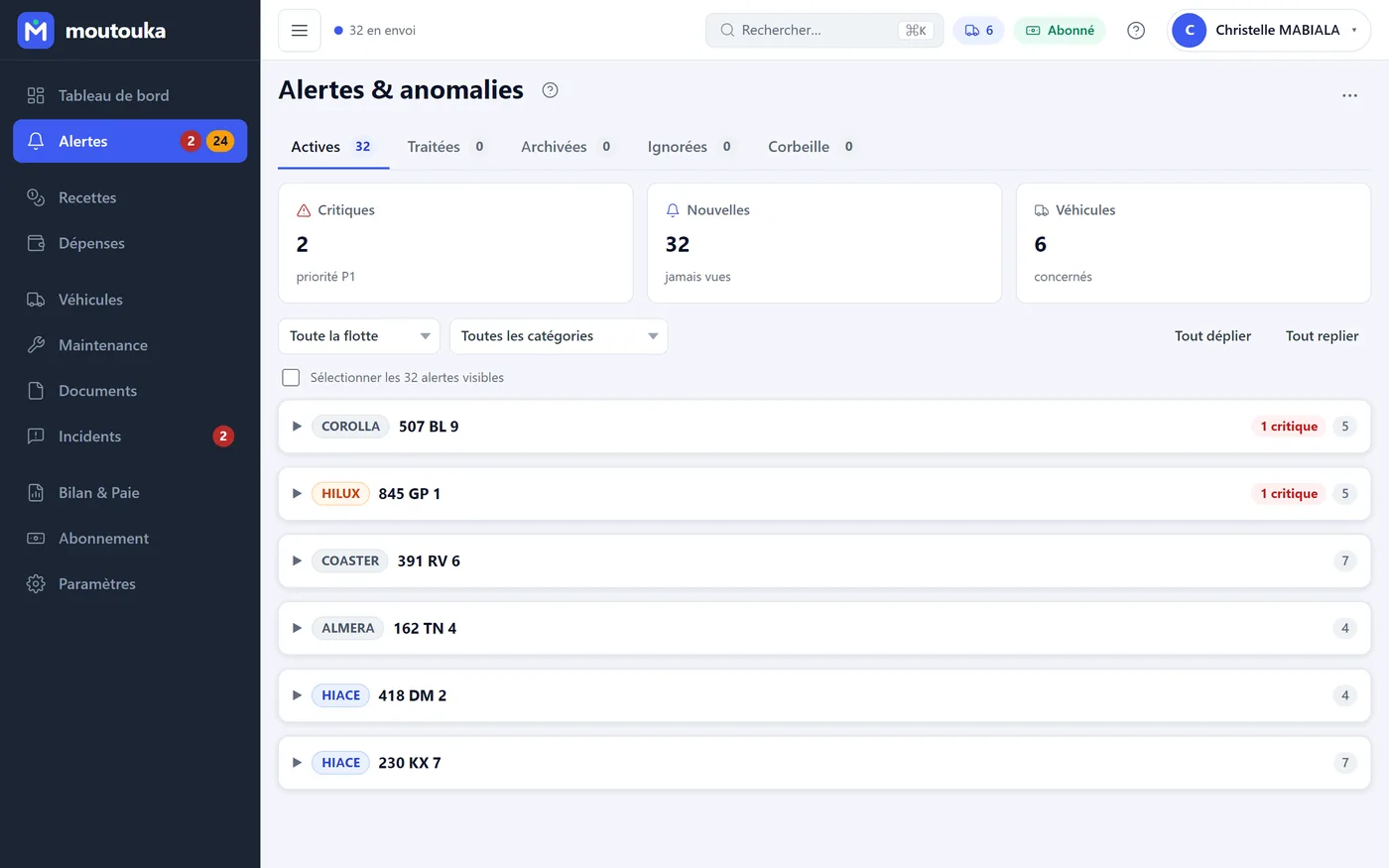 Écran Alertes : critiques, nouvelles, véhicules concernés, et les alertes regroupées par véhicule.